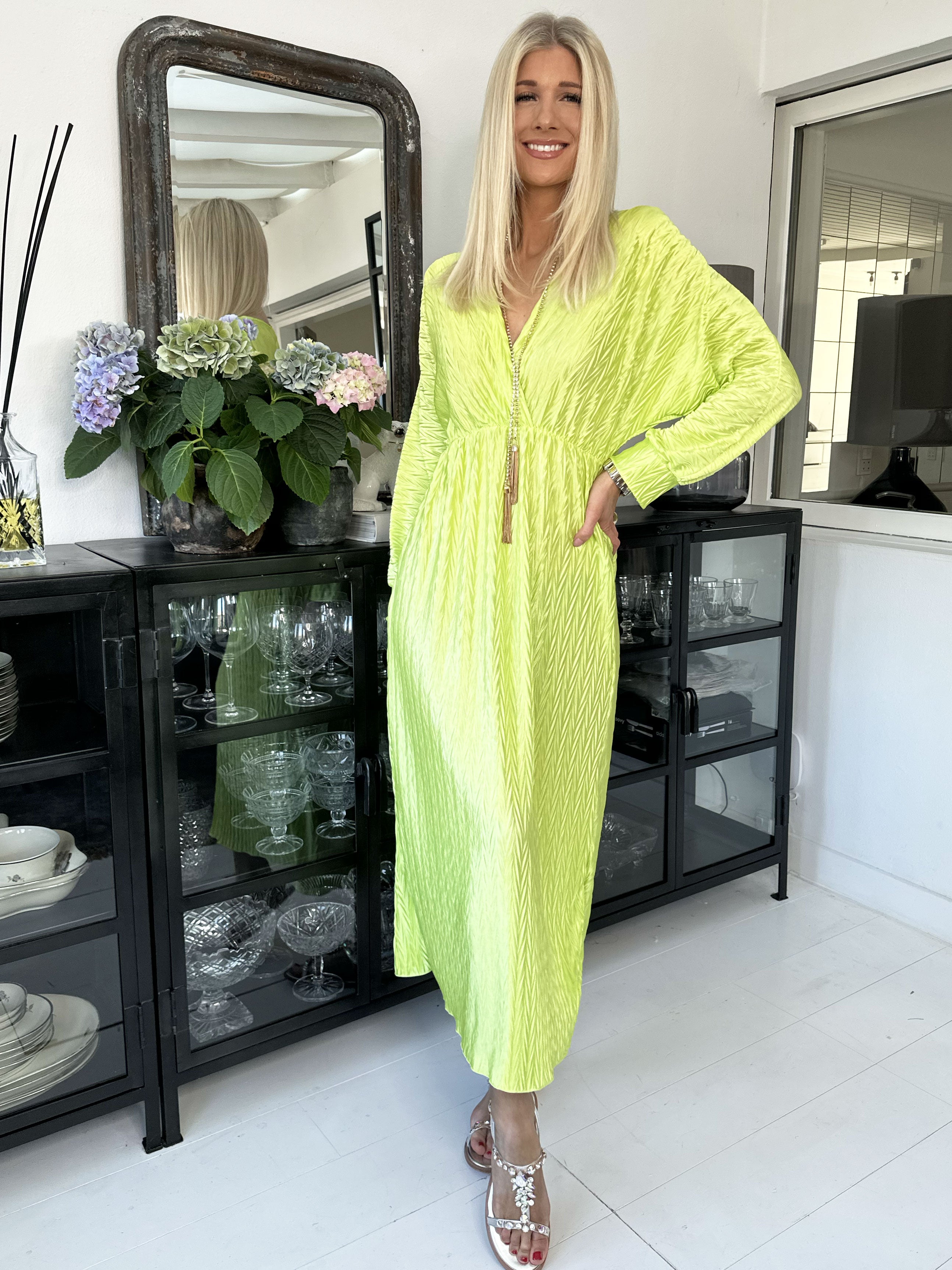 Love - Lang smuk plisseret kjole i shiny stof